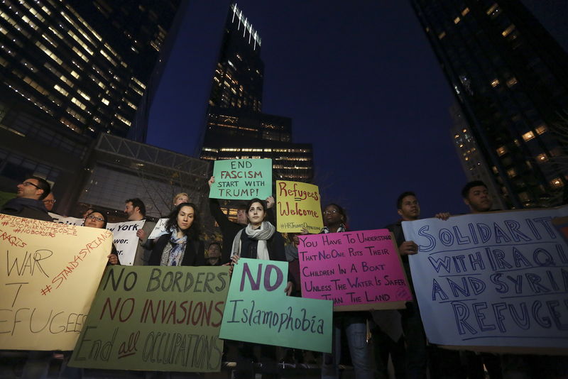 © Reuters. محتجون يعبرون عن الغضب والخوف في مظاهرة مناهضة لترامب في نيويورك