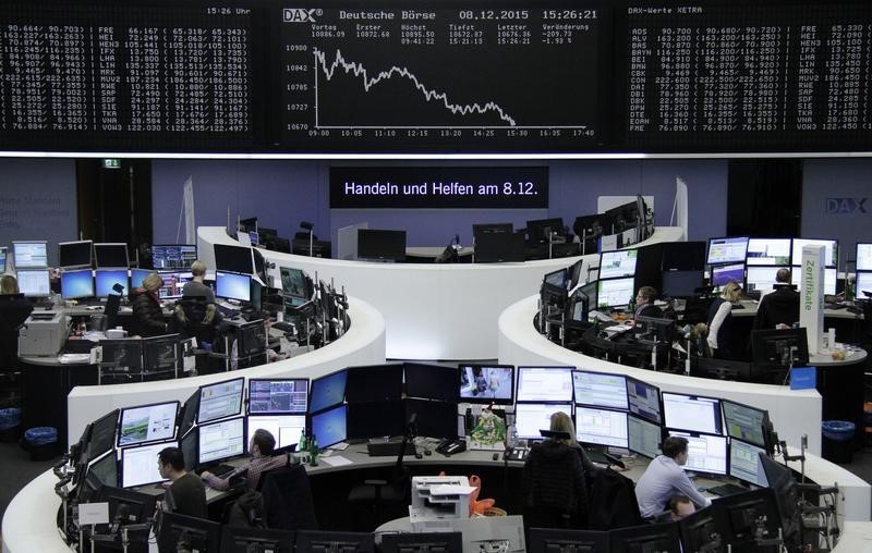 © Reuters. الأسهم الأوروبية تحوم قرب أدنى مستوياتها في شهرين