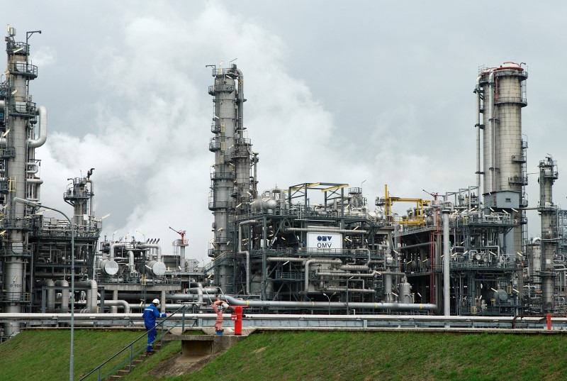 © Reuters. The refinery of Austrian oil and gas group OMV is pictured in Schwechat