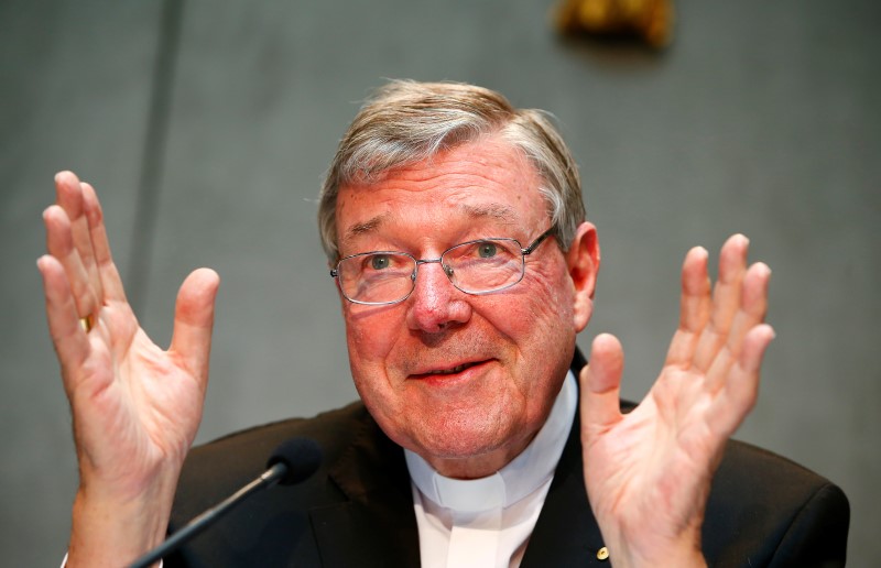 © Reuters. El tesorero del Vaticano retrasa su declaración en caso de abusos a menores