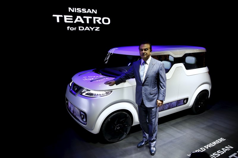 © Reuters. Carlos Ghosn, CEO of Nissan Motor Co and Renault SA, poses in front of the Nissan Teatro for Dayz concept car at the 44th Tokyo Motor Show in Tokyo