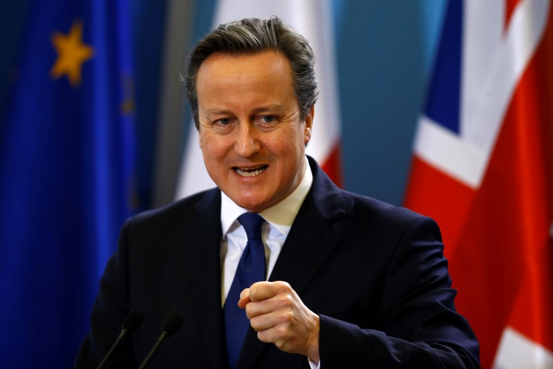 © Reuters. Britain's Prime Minister Cameron speaks during a joint news conference with his Polish counterpart Szydlo in Warsaw