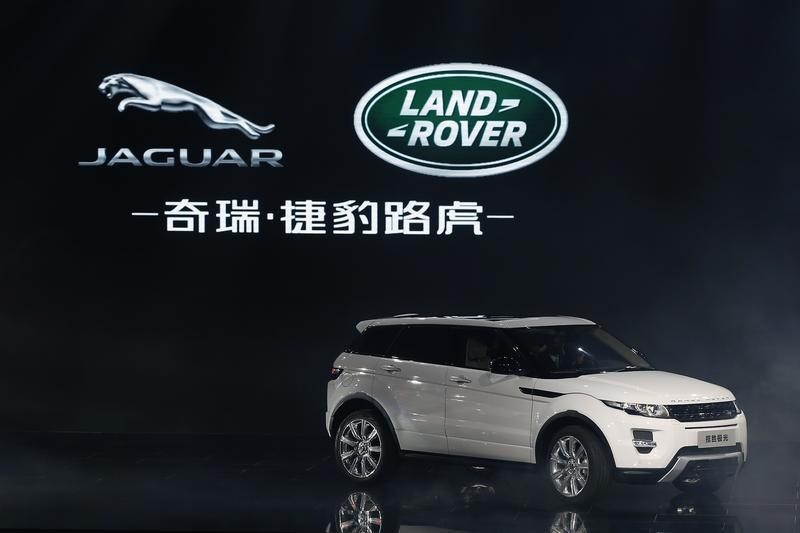 © Reuters. A Land Rover Evoque car is displayed during Chery Jaguar Land Rover plant opening ceremony in Changshu