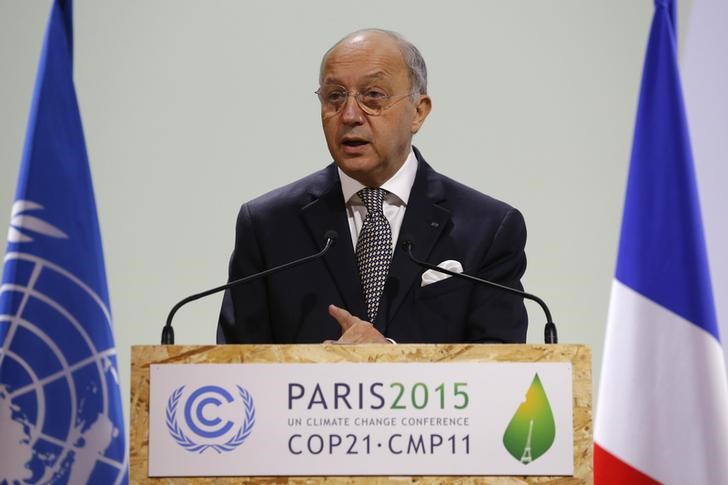 © Reuters. Chanceler francês, Laurent Fabius, durante encontro sobre clima na França