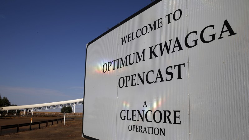 © Reuters. An entrance to the Optimum Kwagga coal mine owned by Glencore is seen near Hendrina in Mpumalanga province