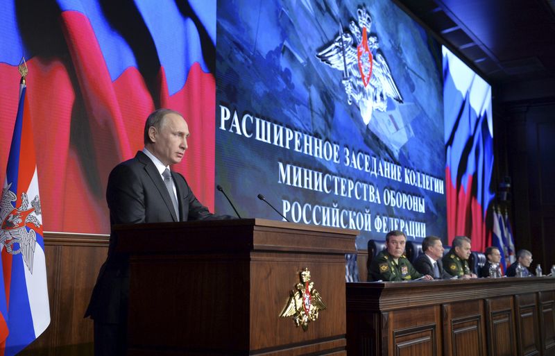 © Reuters. Russian President Putin addresses the audience during an annual meeting at the Defence Ministry in Moscow