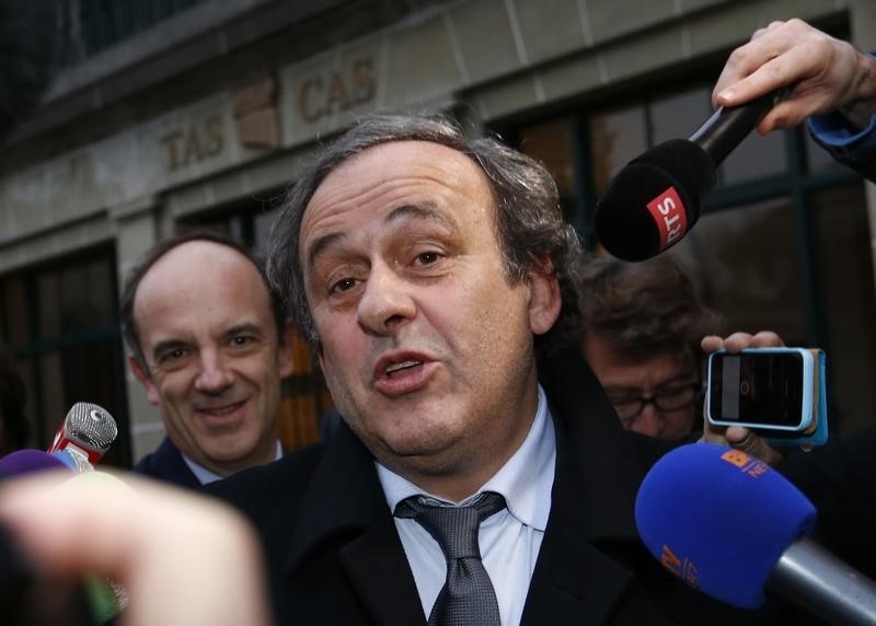 © Reuters. Platini fracasa en su intento de que la FIFA levante su suspensión