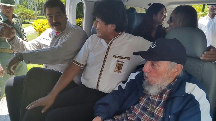 © Reuters. Castro, Morales and Maduro sit together in a van in Havana