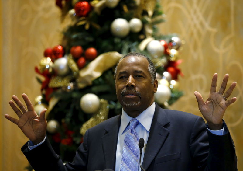 © Reuters. U.S. Republican presidential candidate Ben Carson speaks during a press conference in Chicago