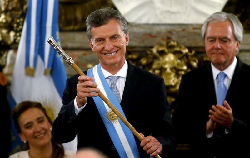 © Reuters. Argentina's President Mauricio Macri holds the symbolic leader's staff after being sworn-in as president at Casa Rosada Presidential Palace in Buenos Aires