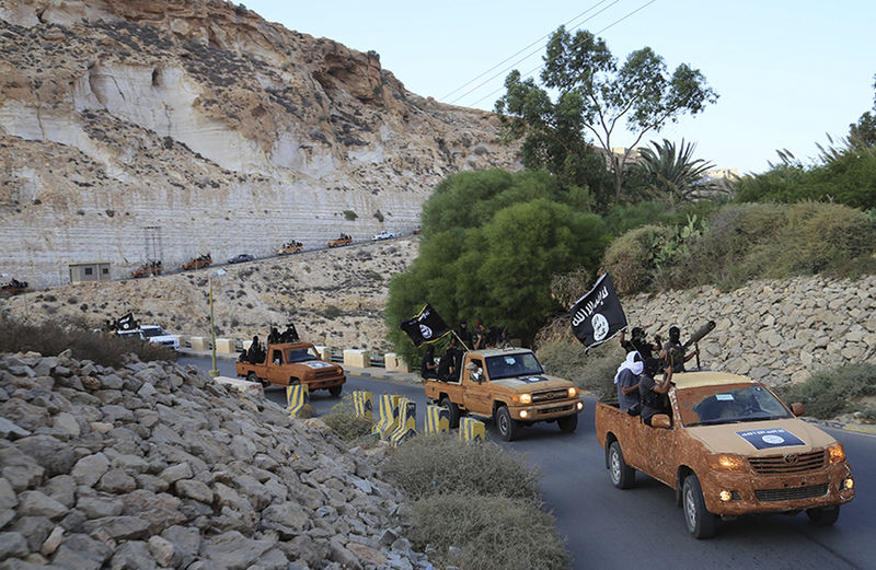 © Reuters. فرنسا تقول سيكون لزاما قتال الدولة الدولة الإسلامية في ليبيا