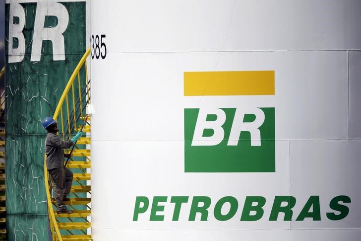 © Reuters. Um trabalhador pinta um tanque da Petrobras em Brasília