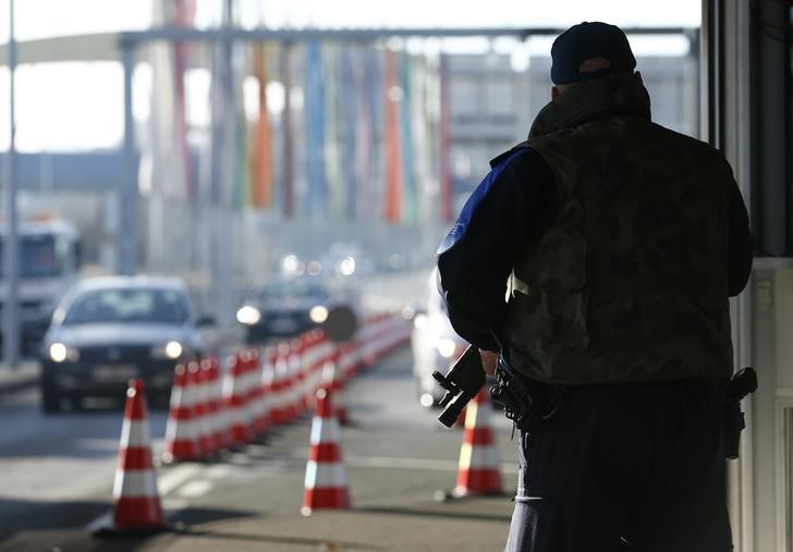 © Reuters. DEUX RESSORTISSANTS SYRIENS ARRÊTÉS À GENÈVE