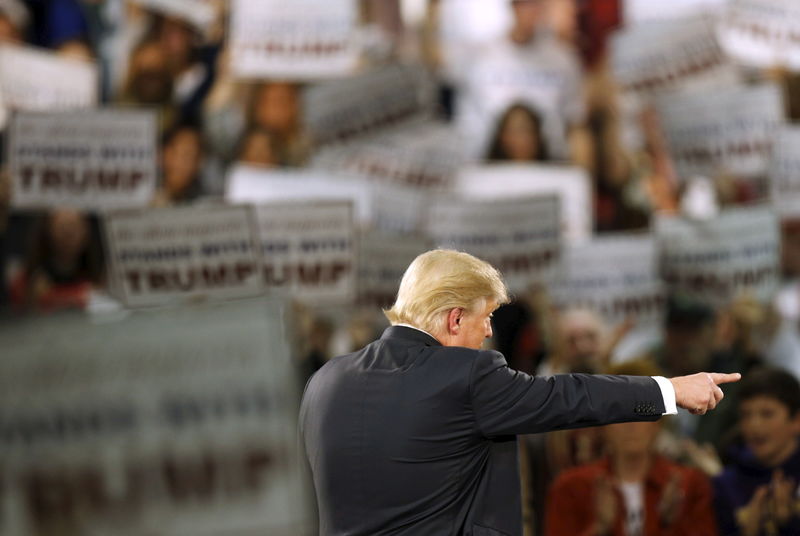 © Reuters. U.S. Republican presidential candidate Donald Trump points out a questioner at a campaign rally at the Iowa State Fairgrounds in Des Moines, Iowa