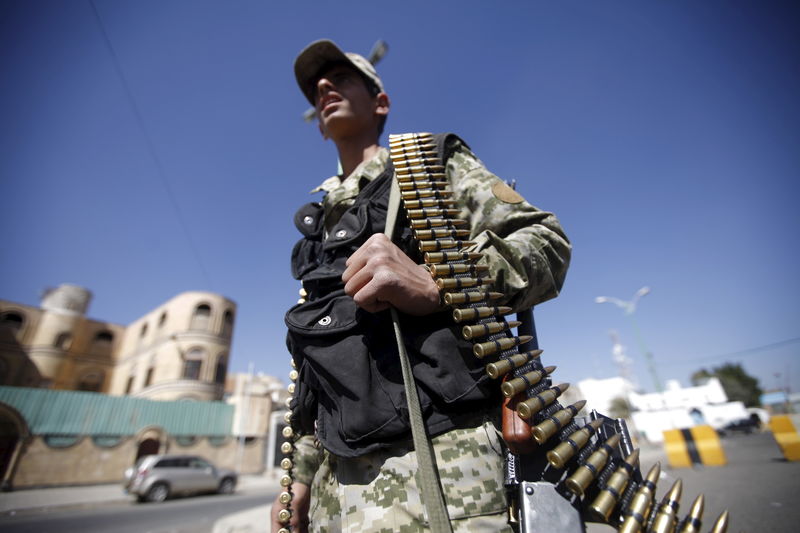 © Reuters. Houthi militant stands guard on a street where a pro-Houthi tribal gathering is being held in Yemen's capital Sanaa