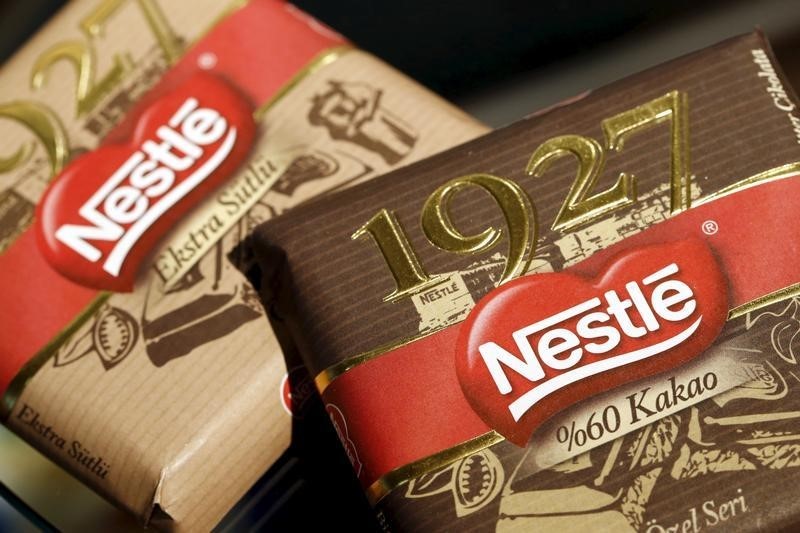 © Reuters. Chocolate packets are displayed in the showroom at the headquarters of Nestle in Vevey