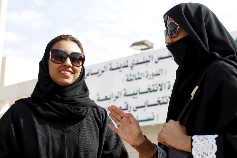 © Reuters. Mujeres saudíes votan por primera vez en elecciones municipales