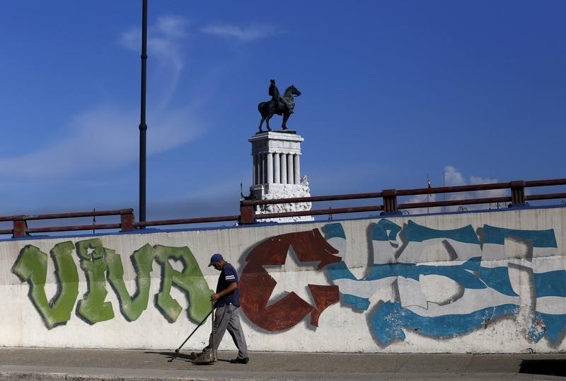 © Reuters. CUBA SIGNE UN ACCORD "HISTORIQUE" SUR SA DETTE