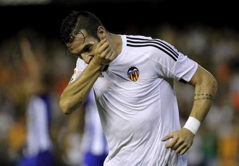 © Reuters. Negredo, del Valencia, es "el delantero perfecto", dice Neville