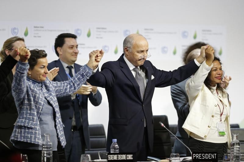 © Reuters. المؤتمر العالمي لتغير المناخ يقر اتفاقا تاريخيا في باريس