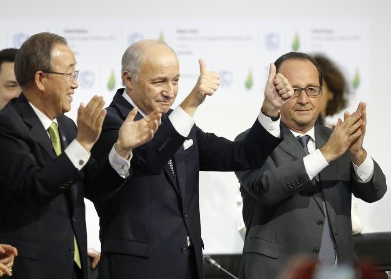 © Reuters. العالم يقر اتفاقا فارقا للمناخ كنقطة تحول من الوقود الحفري