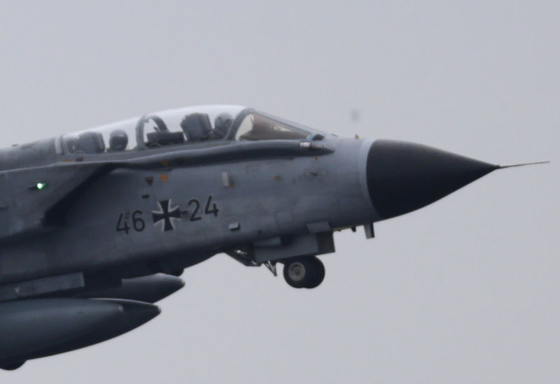 © Reuters. A German air force Tornado jet takes off from the German army Bundeswehr airbase in Jagel