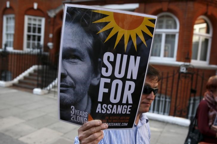 © Reuters. Ecuador y Suecia firman un acuerdo que facilitará interrogar a Julian Assange