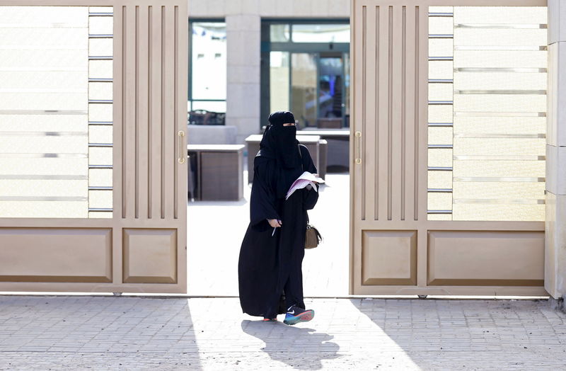 © Reuters. فوز أول امرأة في انتخابات المجالس البلدية بالسعودية