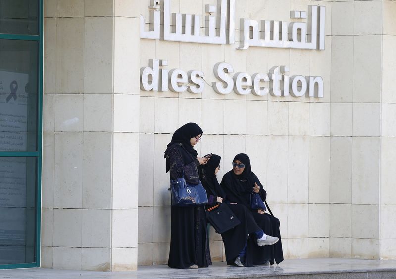 © Reuters. Women rest after casting their votes at a polling station during municipal elections, in Riyadh, Saudi Arabia