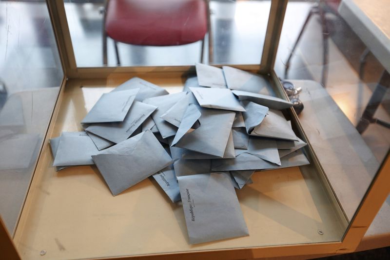 © Reuters. PARTICIPATION EN NETTE HAUSSE AUX RÉGIONALES À MI-JOURNÉE