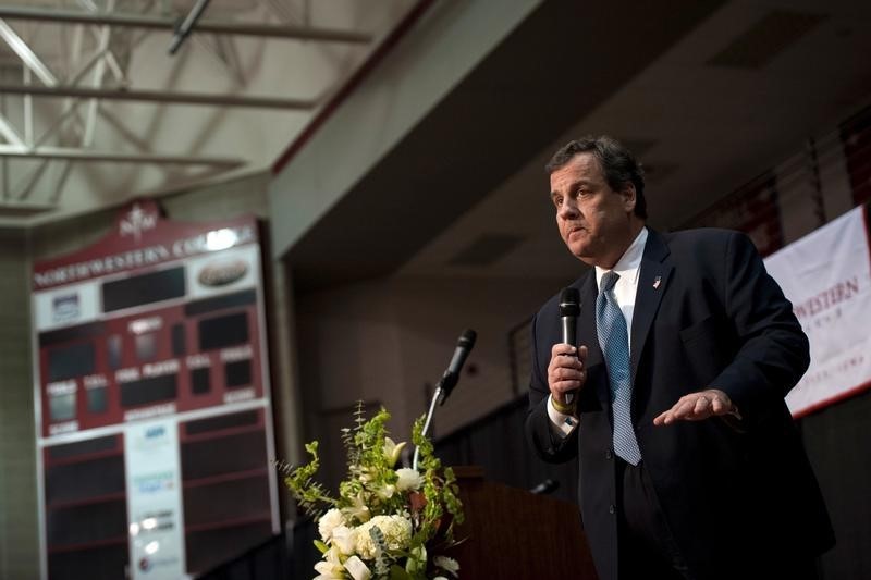 © Reuters. Republican presidential candidate Gov. Christie speaks at a rally at Northwestern College in Orange City