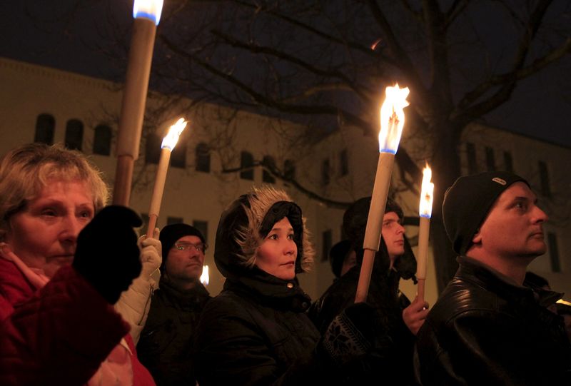 © Reuters. Demonstrators take part in a protest organised by a Jewish group against a planned statue of Balint Homan in Szekesfehervar