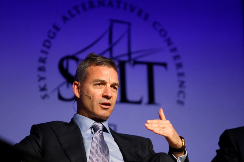 © Reuters. Loeb, founder of Third Point LLC, participates in a panel discussion during the Skybridge Alternatives Conference in Las Vegas