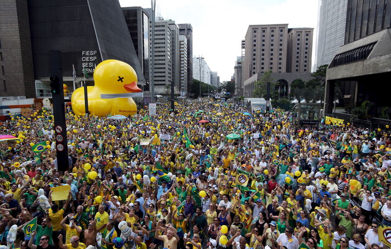 © Reuters. Brasileños salen a las calles para exigir destitución de presidenta Rousseff