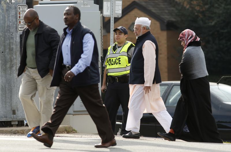 © Reuters. Worshippers make their way to a mosque in Falls Church, Virginia