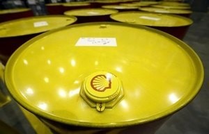 © Reuters. File photo of filled oil drums at Royal Dutch Shell Plc's lubricants blending plant in the town of Torzhok