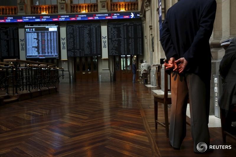© Reuters. El Ibex pone fin a racha bajista el lunes y abre con leve alza 