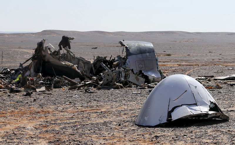 © Reuters. مصر تقول إنها انهت تقريرا أوليا بشأن تحطم طائرة روسية في سيناء