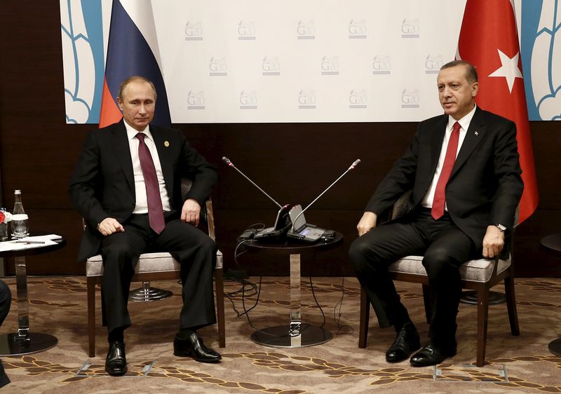 © Reuters. Presidente russo, Vladimir Putin (esquerda), e  homólogo turco, Tayyip Erdogan, durante encontro em Antalya, Turquia