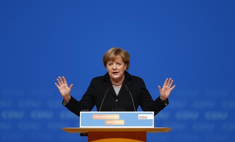 © Reuters. ميركل تتعهد بخفض تدفق اللاجئين الى المانيا بقدر ملحوظ