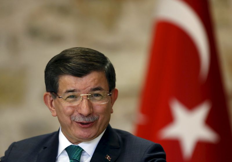 © Reuters. داود أوغلو: تركيا قد تجري استفتاءين بشأن الدستور والنظام الرئاسي