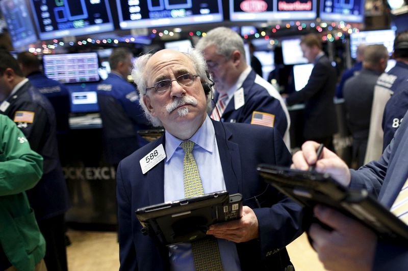 © Reuters. Traders work on the floor of the New York Stock Exchange