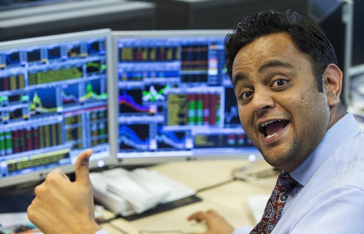 © Reuters. Trader at Belgian KBC bank reacts on the trading floor at the bank headquarters in Brussels