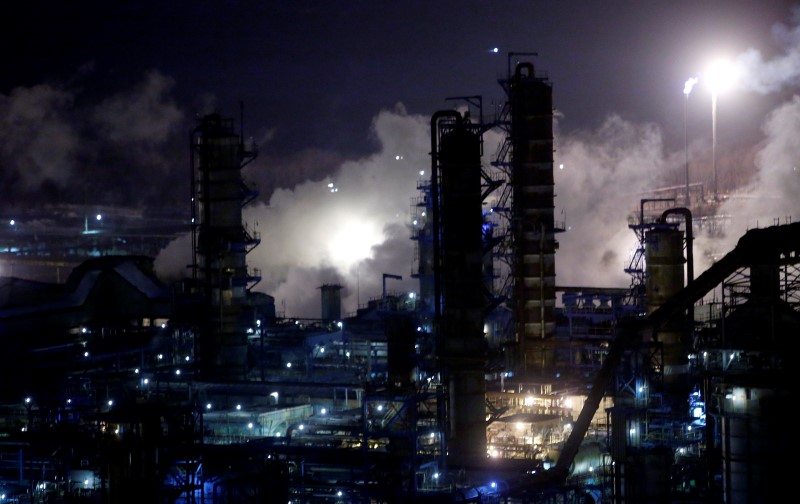 © Reuters. A general view of the Bashneft-Ufaneftekhim oil refinery is seen outside Ufa, Bashkortostan