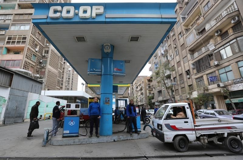 © Reuters. رئيس الوزراء: مصر تسعى لخفض دعم البترول إلى 30% في 5 سنوات