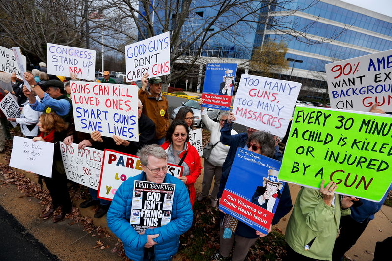 © Reuters. Partidarios de control de armas piden limitarlas en aniversario de Sandy Hook