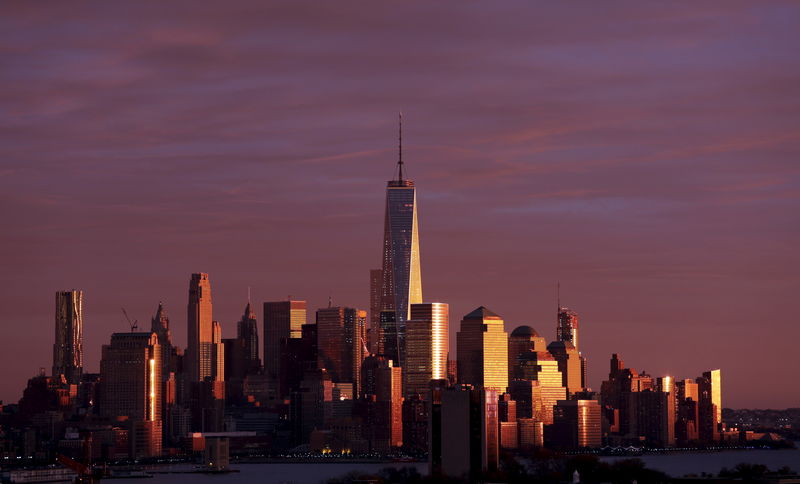 © Reuters. The setting sun reflects off of One World Trade Center in New York City