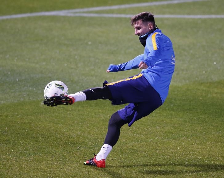 © Reuters. Messi participa de treino antes da semifinal do Mundial contra o Guangzhou em Yokohama