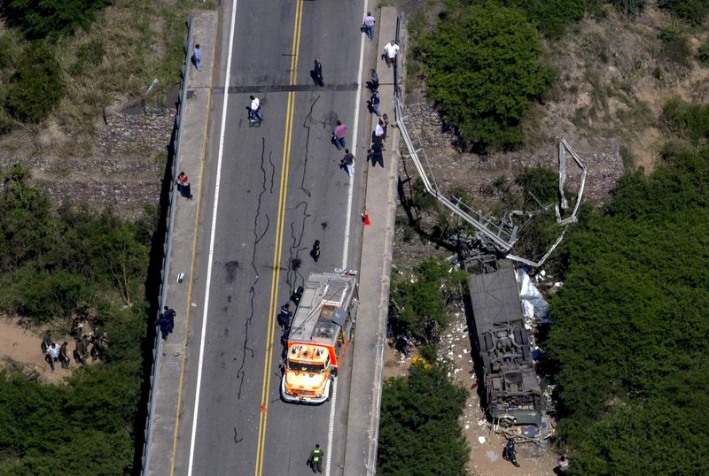© Reuters. Aerial view of the overturned bus which crashed in Argentina's northern province of Salta