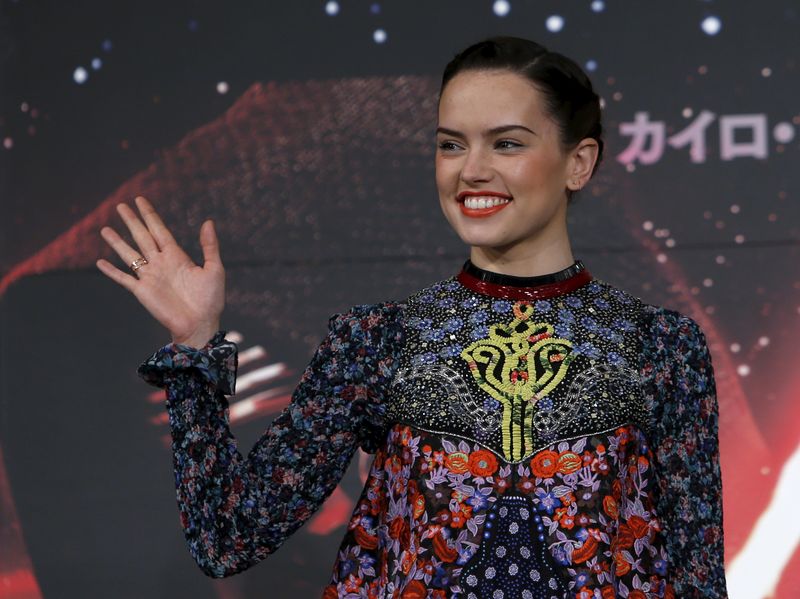 © Reuters. Daisy Ridley acena durante lançamento de "Star Wars" em Urayasu, no Japão